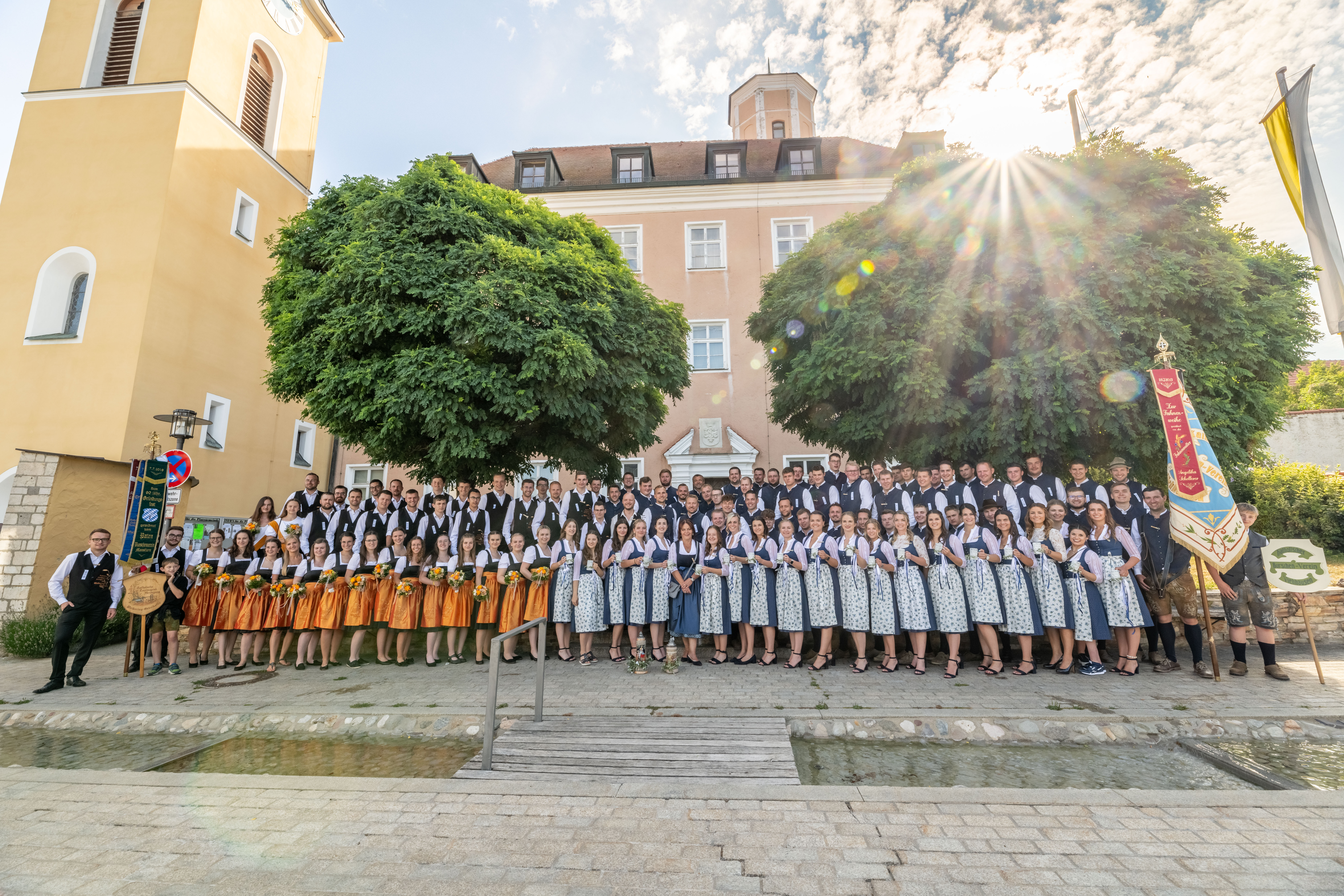 Burschenverein mit Festdamen und Patenverein Kljb Wolkering-Gebelkofen